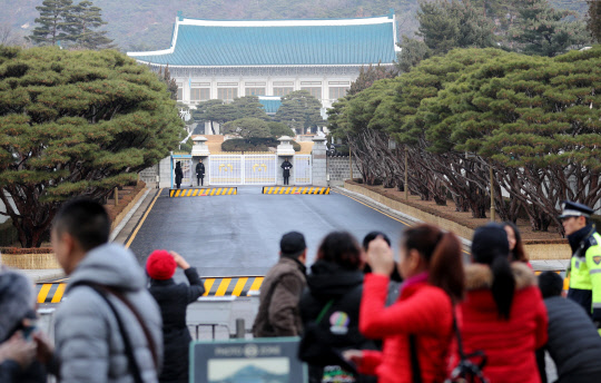 <탄핵표결> 탄핵표결 앞둔 청와대 관람       (서울=연합뉴스) 백승렬 기자 = 박근혜 대통령에 대한 탄핵소추안 표결이 예정된 9일 오전 청와대 정문(일명 11문) 앞에서 중국인 관광객이 관람하고 있다. 2016.12.9      srbaek@yna.co.kr   (끝)